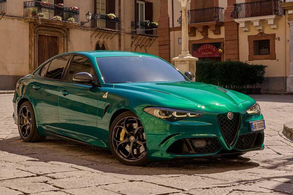 Die Performance-Versionen kriegen zum Facelift mehr Leistung und eine Sonderedition mit viel Gold, welche 100 Jahre Quadrifoglio feiert
