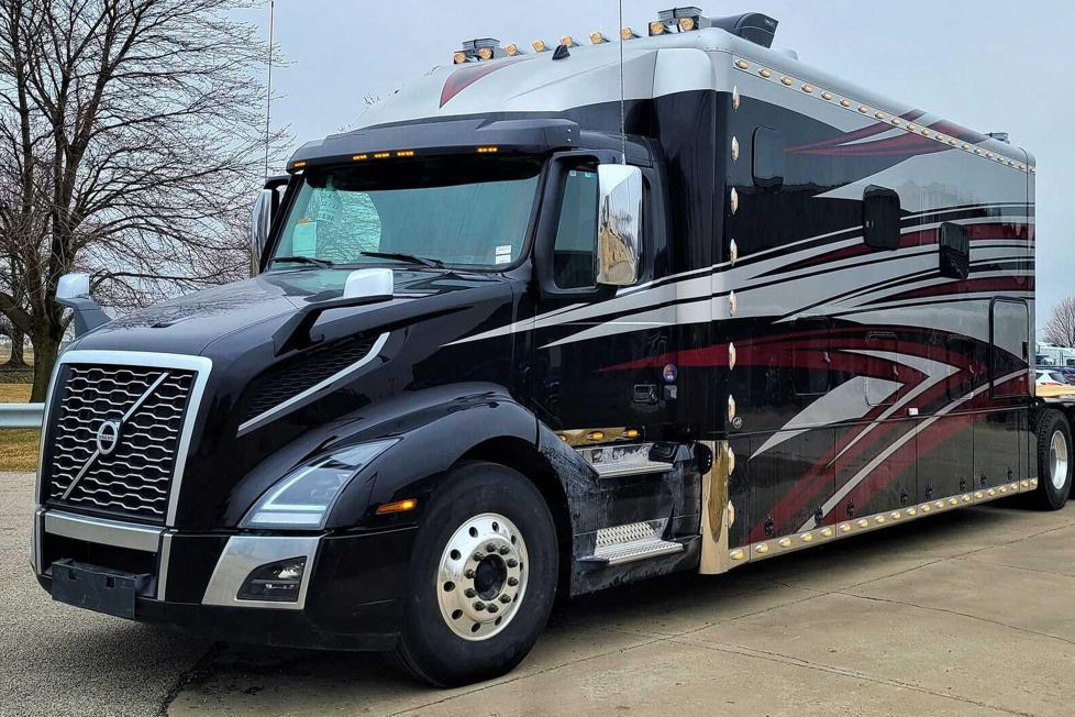 Schlafkabinen sind bei Sattelzügen in den USA durchaus üblich, aber sie sind nichts im Vergleich zu dieser Sonderanfertigung in einem 2023 Volvo VNL