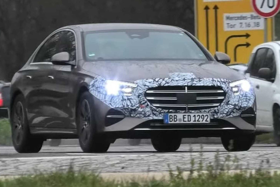 Wenige Tage vor ihrer Weltpremiere wurde die nächste Generation der Mercedes E-Klasse Limousine im deutschen Straßenverkehr gesichtet - und das ganz ungetarnt