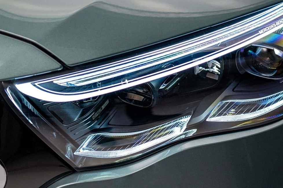 Vor ihrer Premiere zeigt die nächste Generation der Mercedes E-Klasse in einer Reihe von Teaser-Bildern ihre Scheinwerfer und andere Designdetails