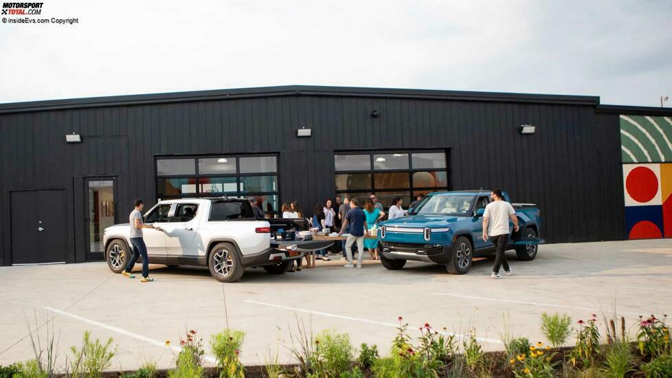 Eine Gruppe von Vorbestellern prüft den Rivian R1T
