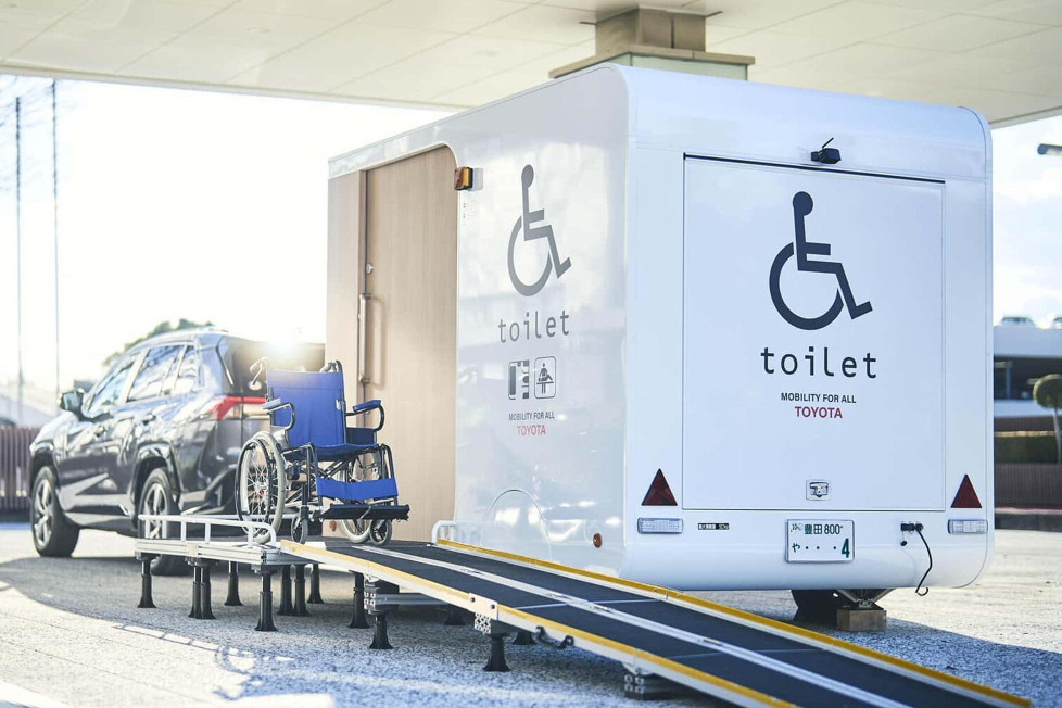 Und wir reden hier nicht von einem neuen Auto der Japaner: Diese mobile, barrierefreie Toilette ist ziemlich beeindruckend