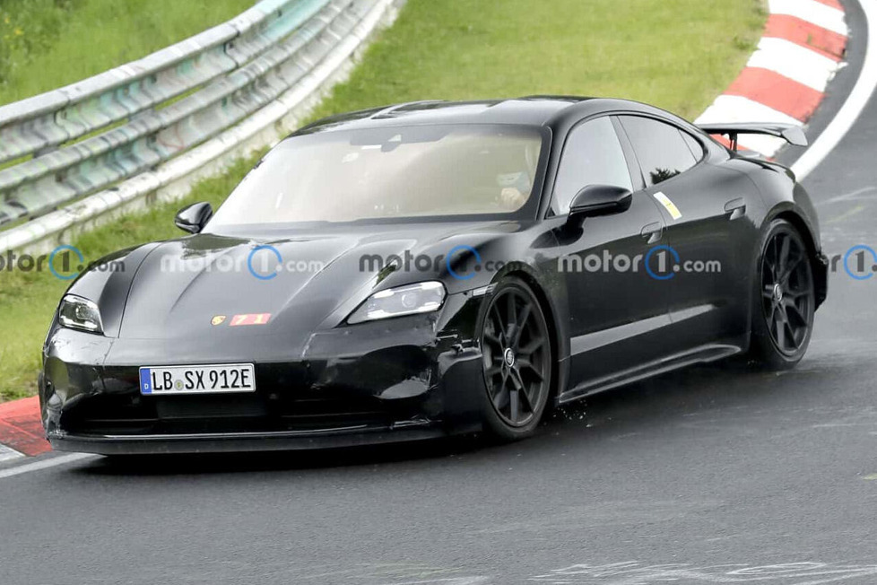 Diese Bilder vom Nürburgring zeigen einen Prototyp für eine neue Version des Porsche Taycan, möglicherweise den Turbo GT