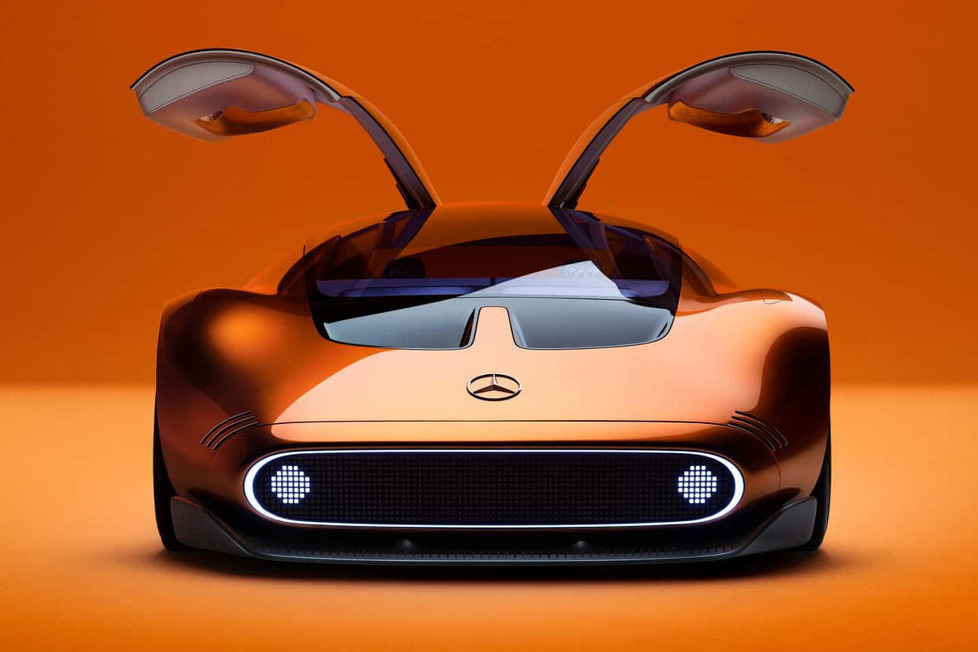 Der Mercedes-Benz Vision One-Eleven hat orangefarbene Lackierung und Flügeltüren seines Vorbilds, des C111 von 1970: Innenraum und Antrieb sind die Zukunft