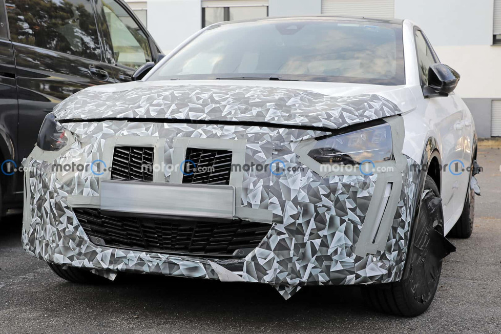 Unsere Fotografen haben das Facelift des Peugeot 208 als e-208 aus nächster Nähe gesehen, wobei die neu gestaltete Front- und Heckpartie getarnt wurde