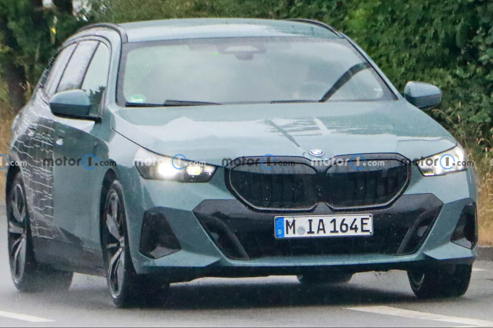 Nachdem der BMW i5 Ende Mai als Limousine gezeigt wurde, wird der Kombi wohl spätestens auf der IAA präsentiert - Marktstart ist 2024