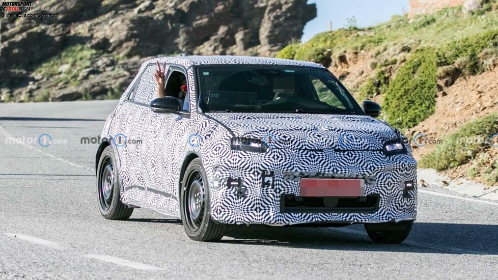 Renault 5-Prototyp 2024 mit Serienkarosserie-Spionagefoto