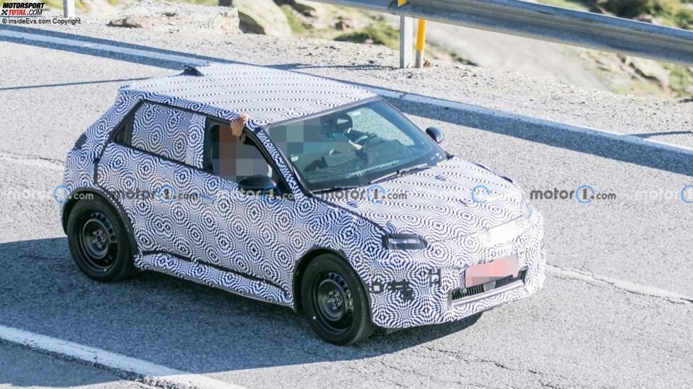 Renault 5-Prototyp 2024 mit Serienkarosserie-Spionagefoto