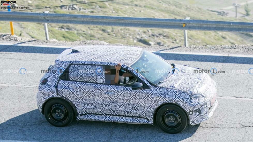 Renault 5-Prototyp 2024 mit Serienkarosserie-Spionagefoto