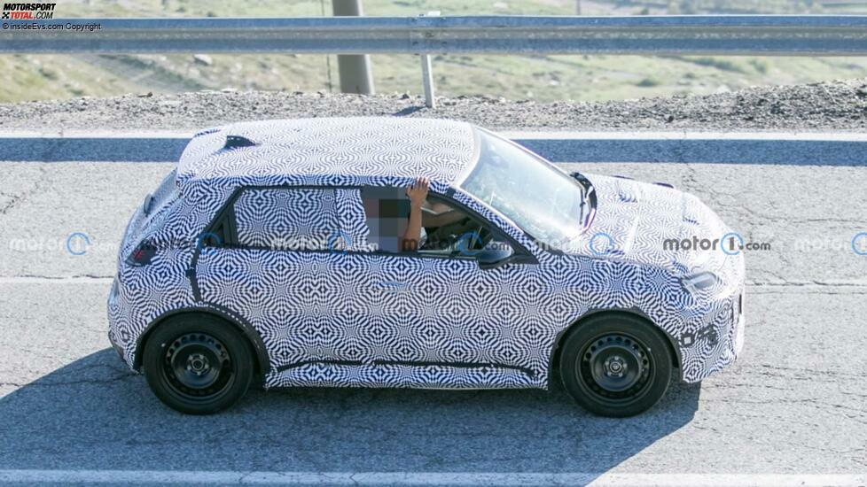 Renault 5-Prototyp 2024 mit Serienkarosserie-Spionagefoto