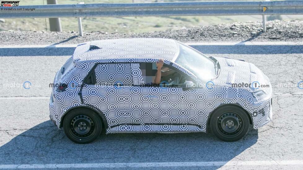 Renault 5-Prototyp 2024 mit Serienkarosserie-Spionagefoto