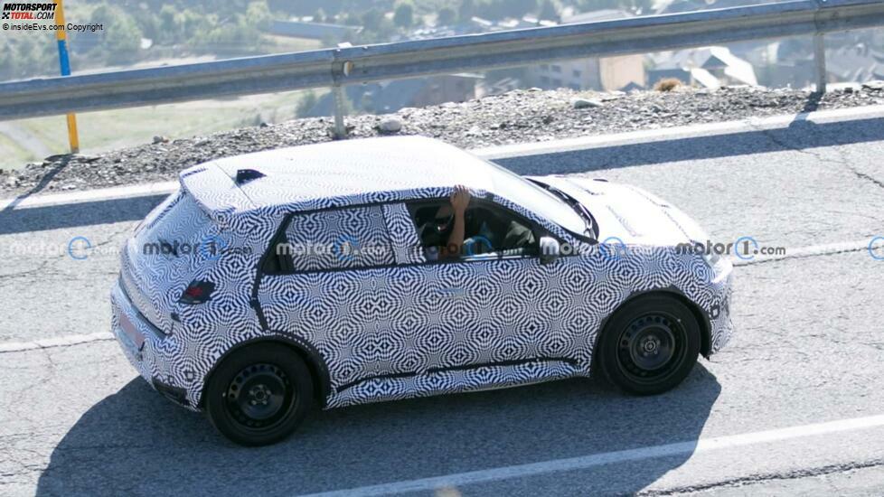 Renault 5-Prototyp 2024 mit Serienkarosserie-Spionagefoto