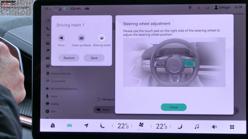 Zeekr 001 (2024): Die Außenspiegel werden über den Touchscreen eingestellt (links), das Lenkrad über eine Touch-Taste am Lenkrad