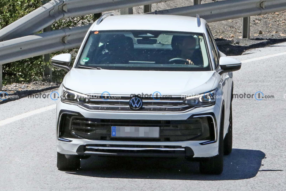 Die dritte Generation des VW Tiguan ist auf dem Weg: Diese Erlkönig-Aufnahmen geben einen ersten Blick auf die Plug-in-Hybrid-Variante des SUVs frei