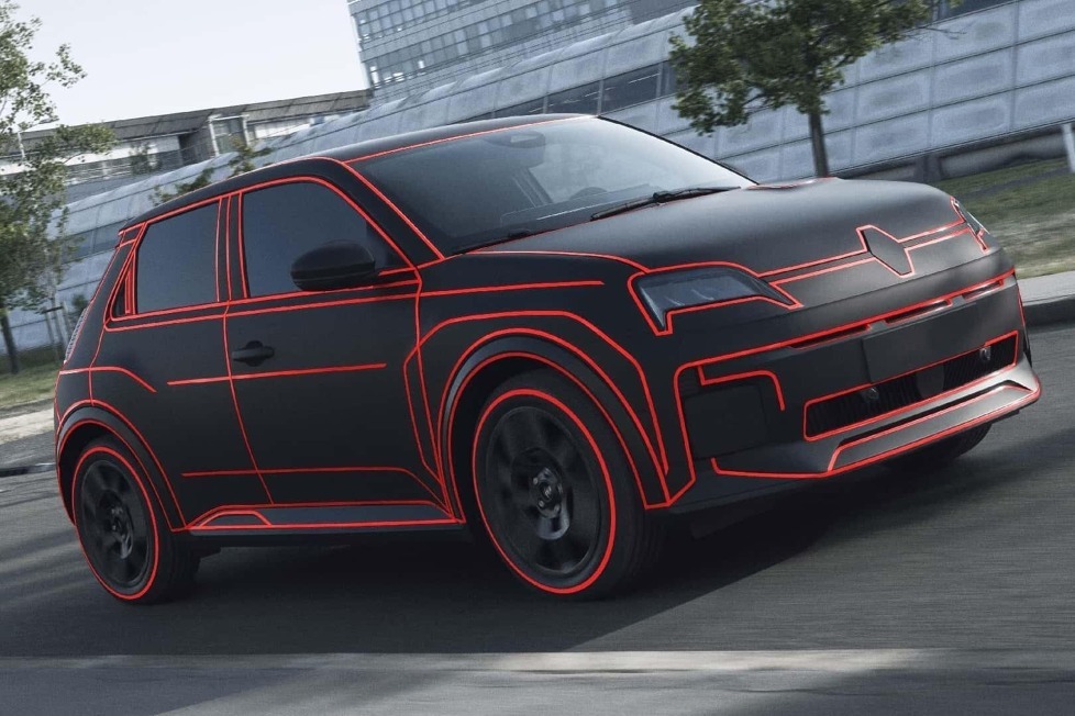 Der Renault 5 kehrt ab 2024 als Elektroauto zurück. Jetzt zeigt der Hersteller getarnte Prototypen, die schon viel verraten.