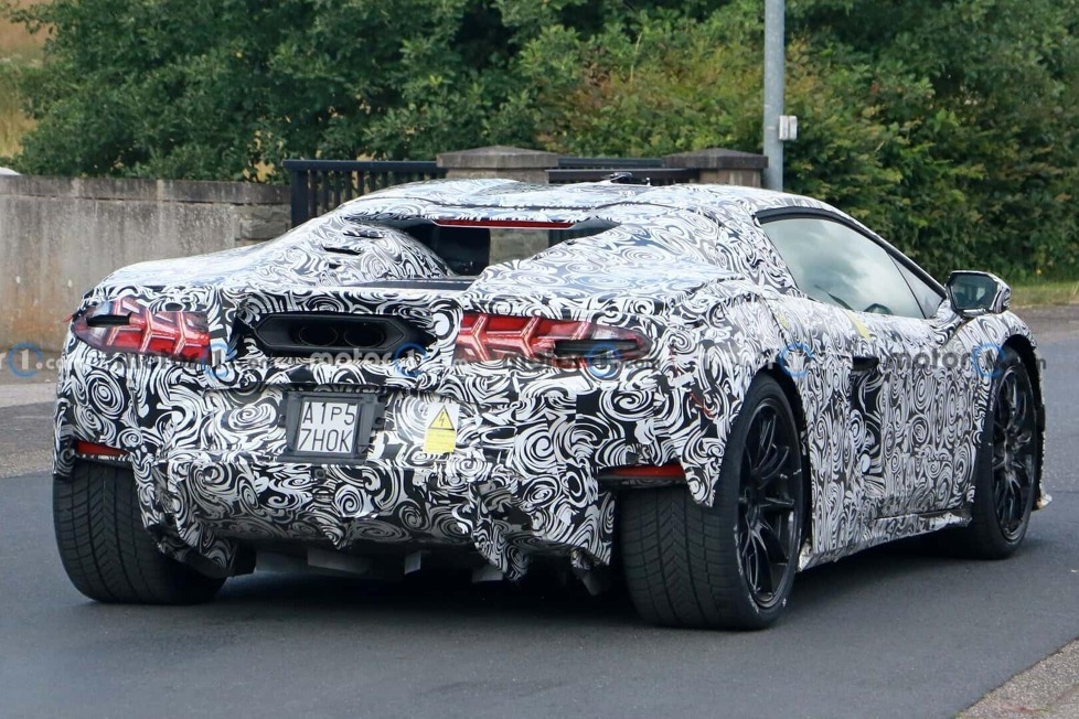 Die gelben Aufkleber bestätigen, dass es ein Hybrid sein wird