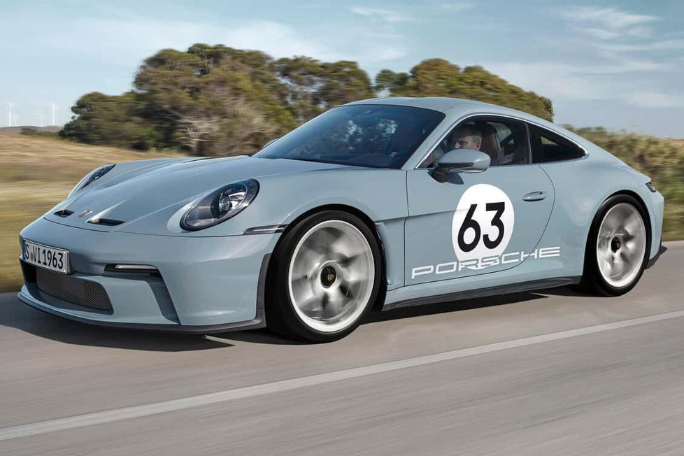 Der Porsche 911 S/T kombiniert Elemente des GT3 Touring und des GT3 RS zu einem leichten, straßentauglichen Modell, das an den 911 S von 1969 erinnert