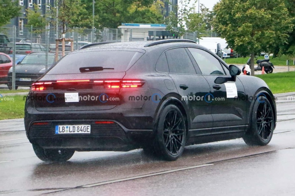 Das kommende Elektro-SUV zeigt der Öffentlichkeit nicht nur seine neuen Scheinwerfer im Taycan-Stil ...