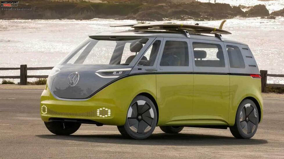 VW ID. Buzz mit Surferausrüstung auf dem Dach