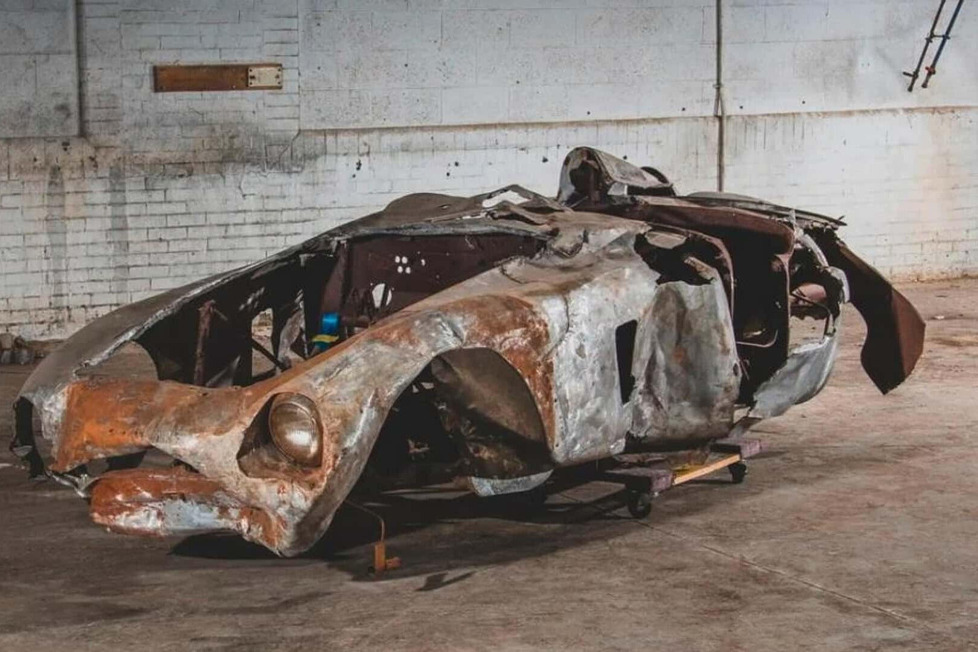 Ein Haufen Schrott? Nicht, wenn es sich um die Überreste eines extrem seltenen Ferrari 500 Mondial Spider handelt, die jetzt versteigert wurden