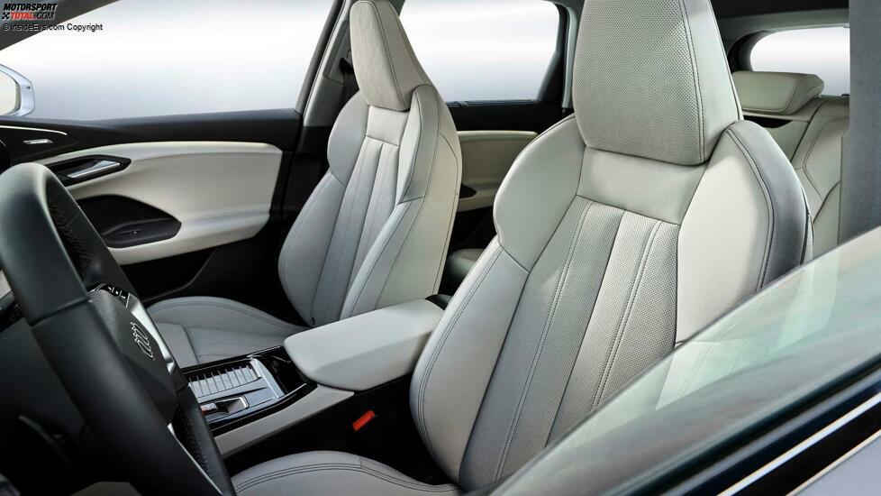 Audi Q6 e-tron: Das Cockpit mit heller Innenausstattung