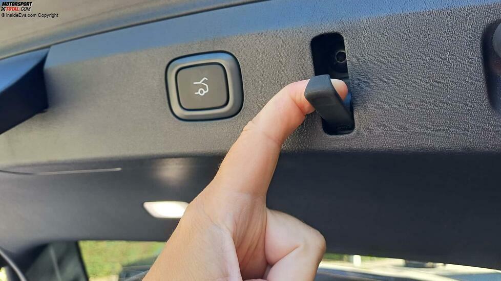 Nio ET5 Touring: Die Haken an der Kofferraumklappe sollen zum Beispiel dazu dienen, nasse Neopren-Anzüge aufzuhängen