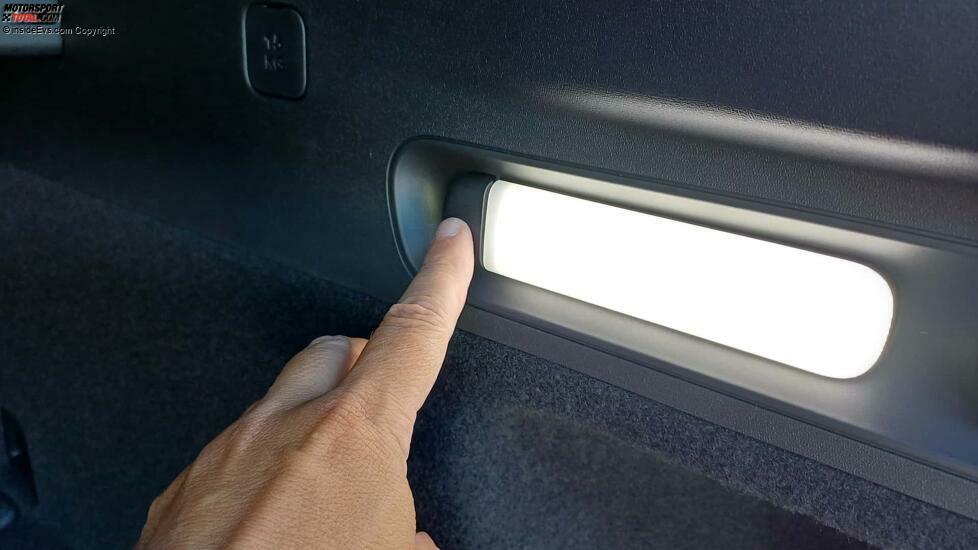 Nio ET5 Touring: Ein Druck auf die Leuchte rechts im Kofferraum genügt ...