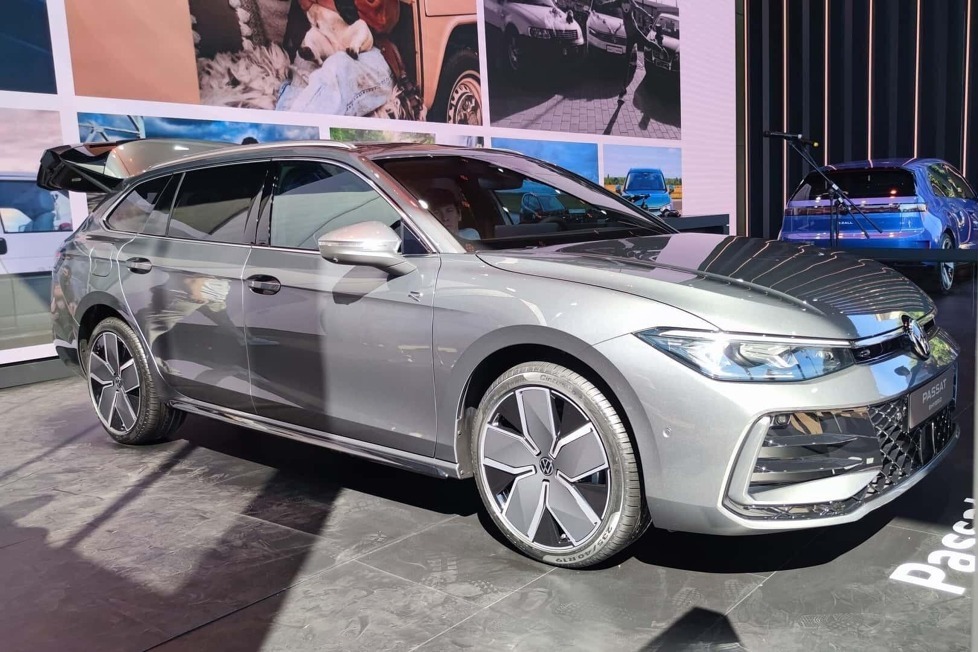 In München zeigt sich der eHybrid in der Ausstattungsvariante R-Line mit Aero-Rädern