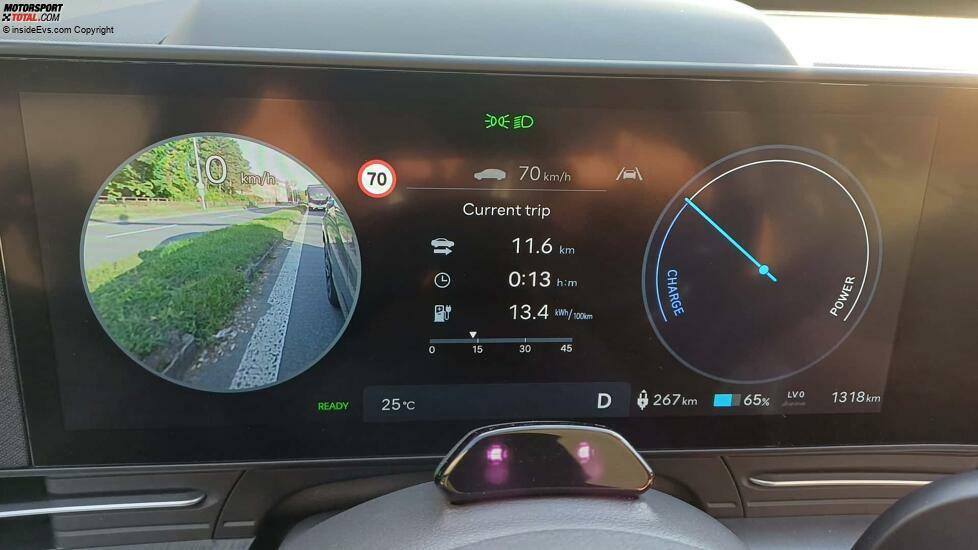Hyundai Kona Elektro (2024): Beim Blinken wird ein Kamerabild als Insert gezeigt