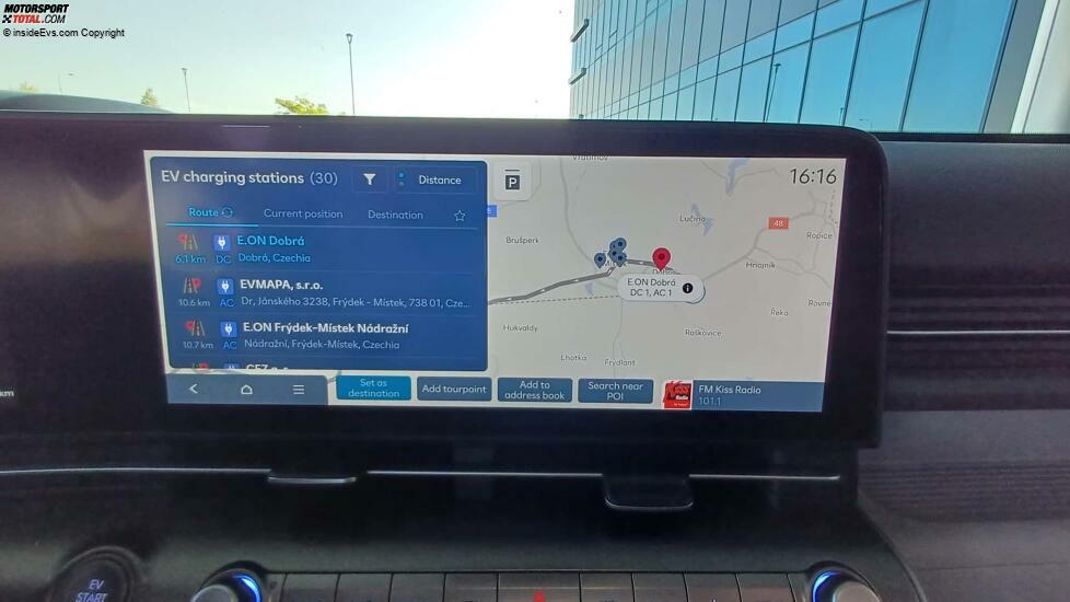 Hyundai Kona Elektro (2024): Ohne App kann das Navi nur eine Liste von Ladestationen entlang der Route anzeigen