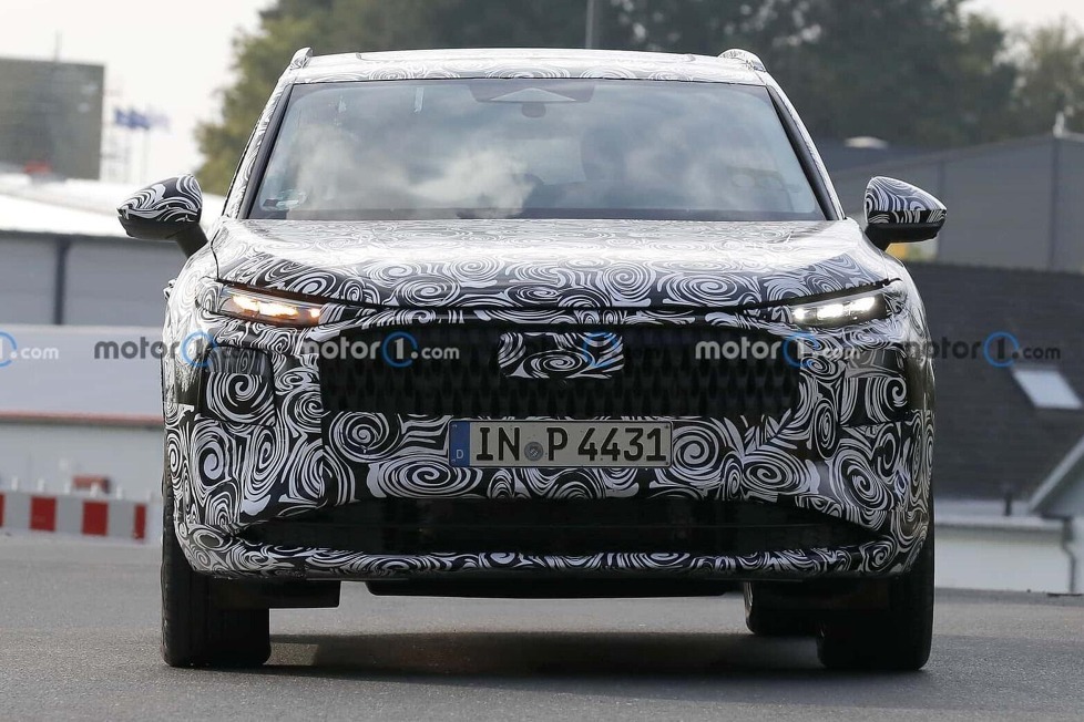 Das kompakte SUV wird bereits mit der Serienkarosserie getestet und es scheint sich optisch an den Elektro-Audis zu orientieren ...