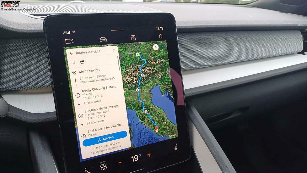 Polestar 2 (2024): Die Navigation errechnet eine Ladestrategie für längere Touren (hier München-Rom)