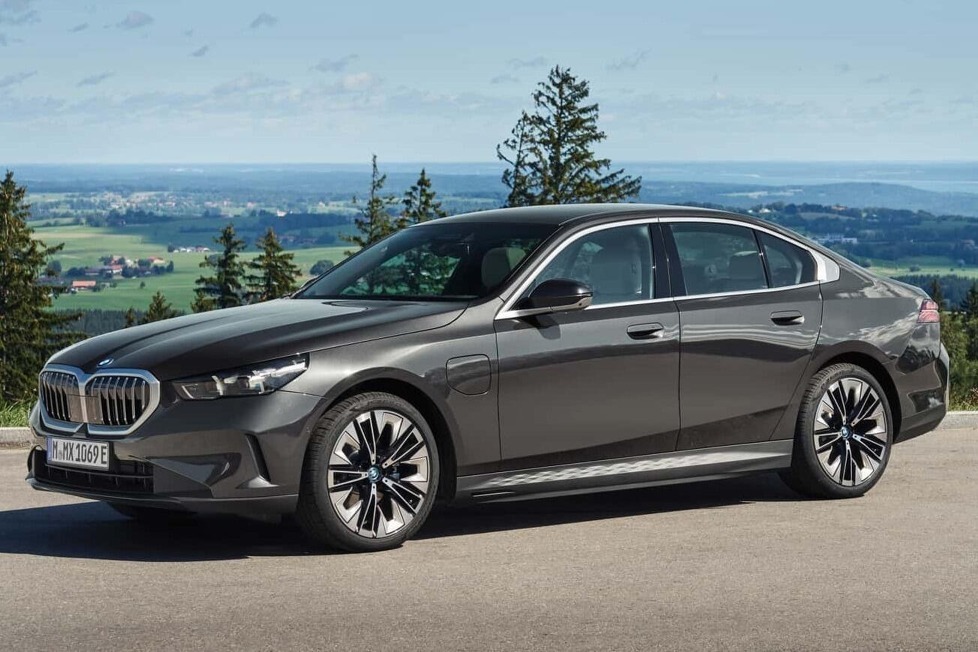 Während der 550e xDrive mit bis zu 489 PS punkten kann, will der 530e mit einer elektrischen Reichweite von 103 km überzeugen ...