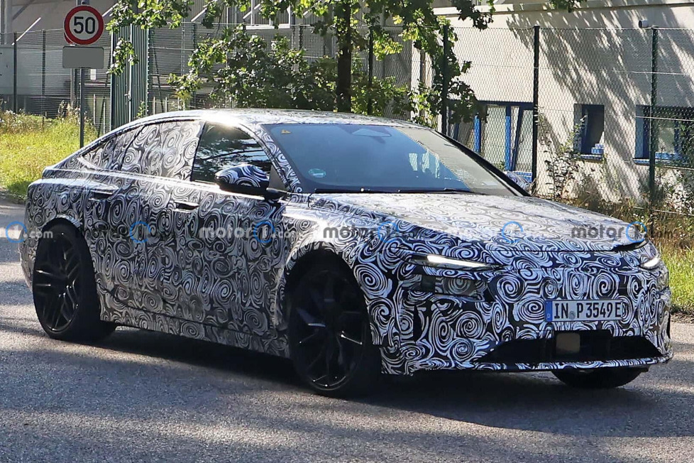 Dieser Prototyp der Audi-Elektrolimousine könnte ein Testfahrzeug für ein künftiges RS 6-Performance-Modell mit breiten Kotflügeln und voluminösen Bremsen sein