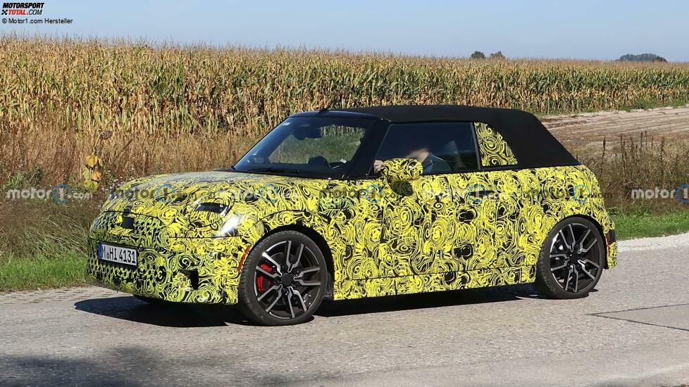 2025 Mini Cooper Convertible Spy Photo mit Seitenansicht