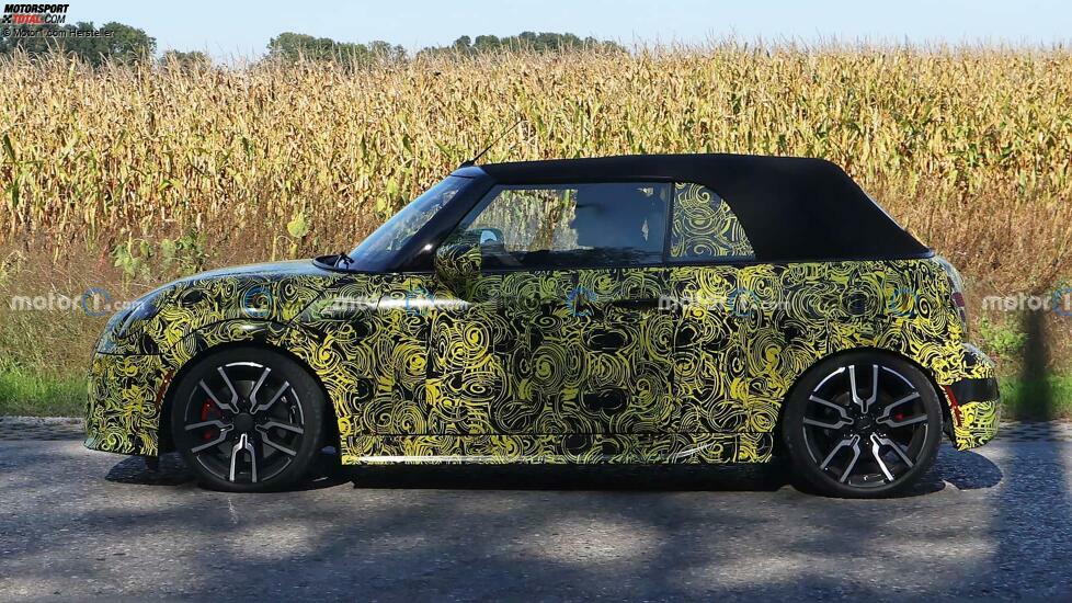 2025 Mini Cooper Convertible Spy Photo mit Seitenansicht