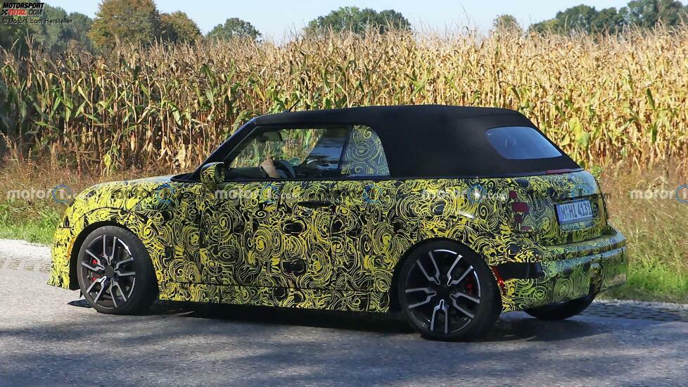 2025 Mini Cooper Convertible Spy Photo mit Seitenansicht