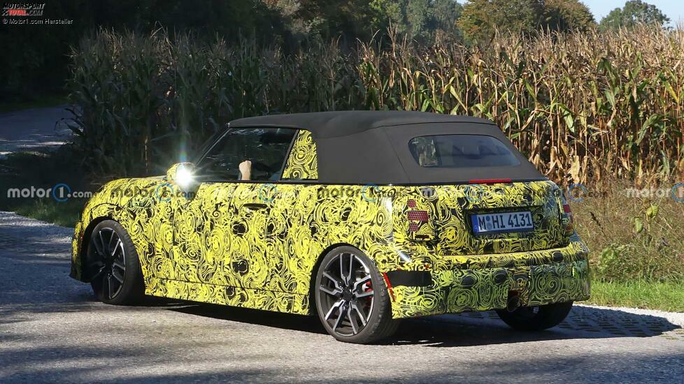 2025 Mini Cooper Convertible Spy Photo mit Seitenansicht
