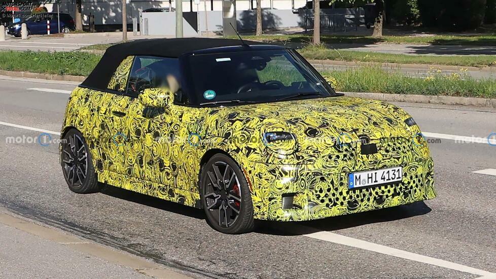 Spionagefoto von 2025 Mini Cooper Convertible mit Frontansicht