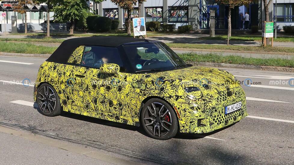 2025 Mini Cooper Convertible Spy Photo mit Seitenansicht