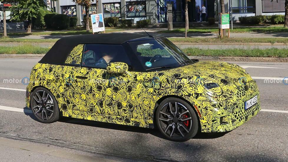 2025 Mini Cooper Convertible Spy Photo mit Seitenansicht