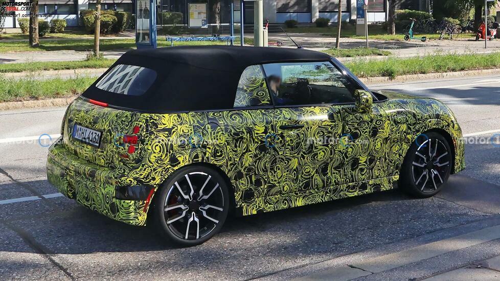 2025 Mini Cooper Convertible Spy Photo mit Seitenansicht