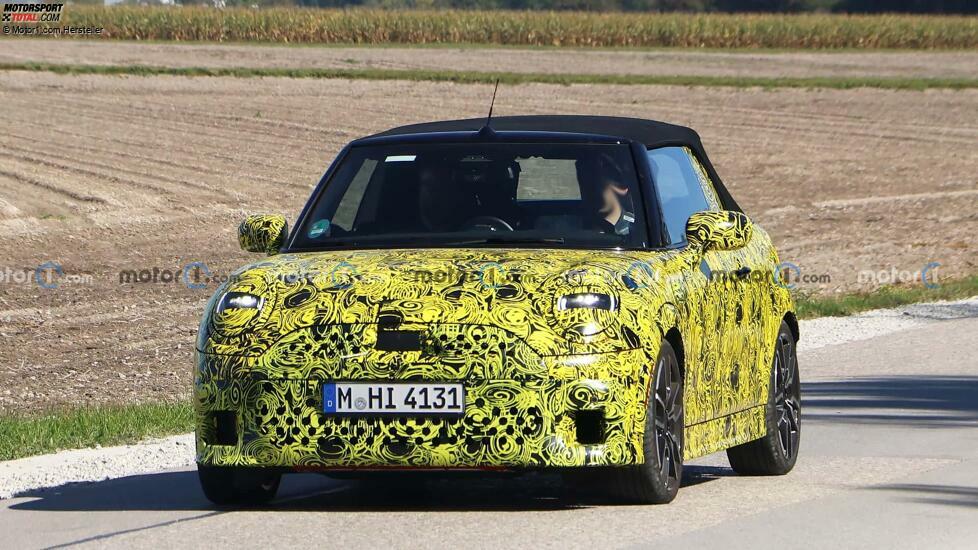 Spionagefoto von 2025 Mini Cooper Convertible mit Frontansicht