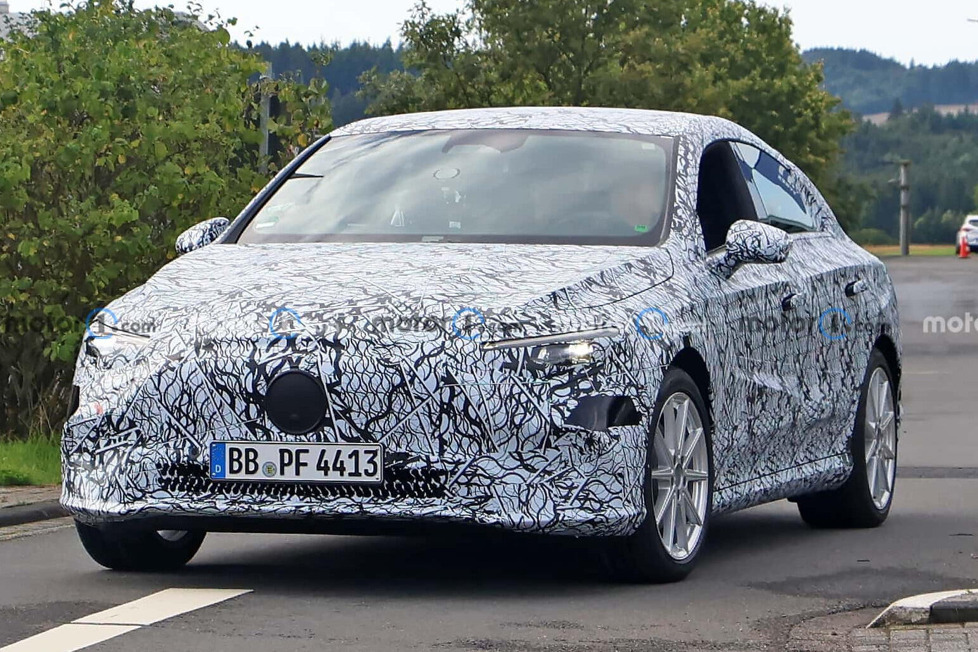 Vor nicht mal einem Monat präsentierte Mercedes das Concept CLA mit sternförmiger Lichtsignatur - Nun fahren schon Erlkönige damit herum