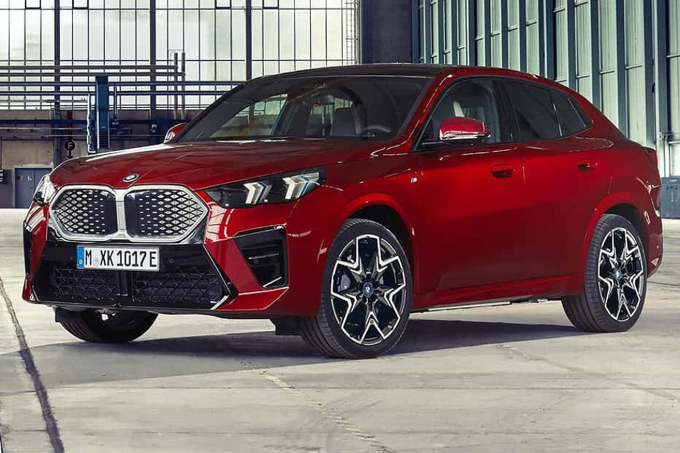 Wenig überraschend wird dem BMW iX1 ein iX2 zur Seite gestellt: Marktstart im März 2024, zweite Strom-Variante ab Sommer