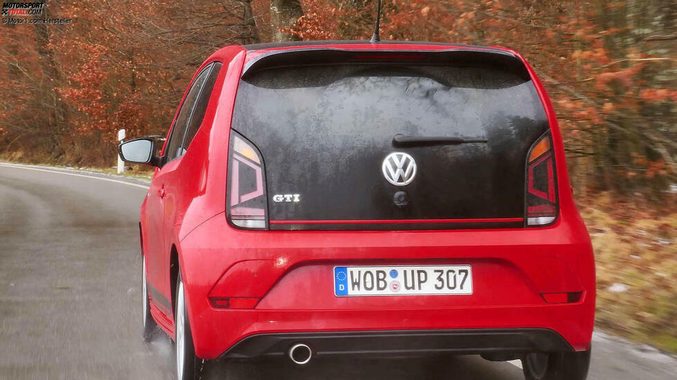Die drei Buchstaben prangen auch hinten, dazu gibt es einen roten Zierstreifen und einen größeren Dachspoiler