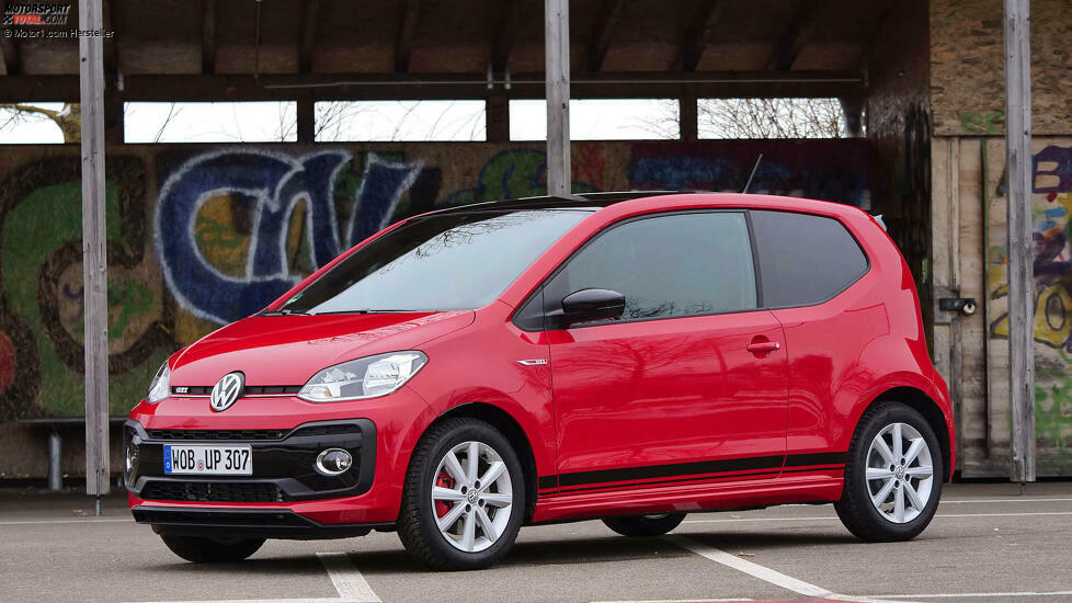 Auch vorne gibt es einen roten Zierstreifen, einen GTI-Schriftzug und einen ziemlich kleinen Grill