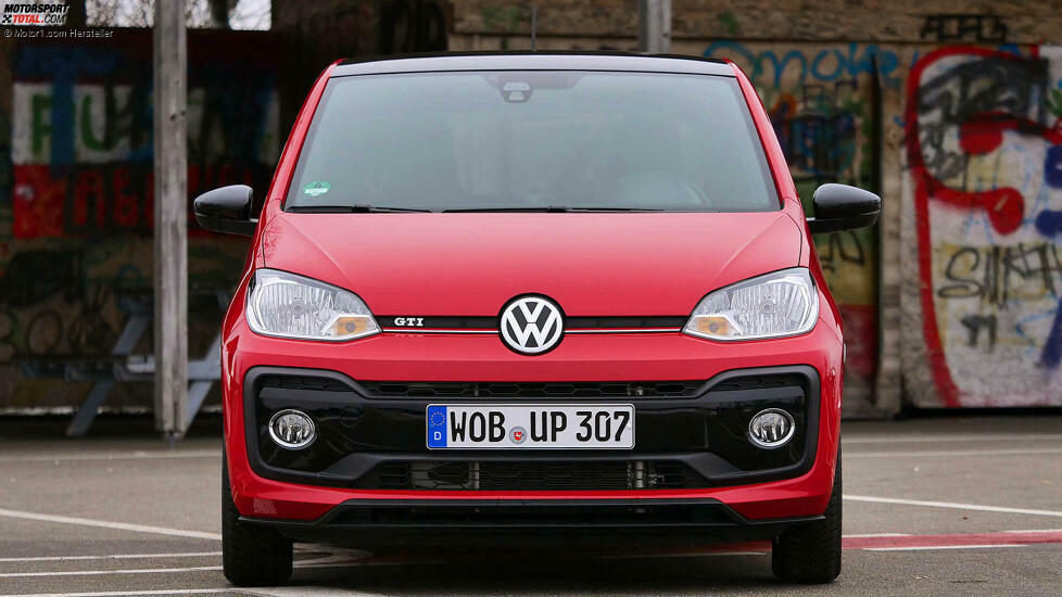 Die dicken Lippen (die Umrahmung von Nebelscheinwerfern und Nummernschild) erscheinen beim Sportmodell in glänzendem schwarzem Plastik