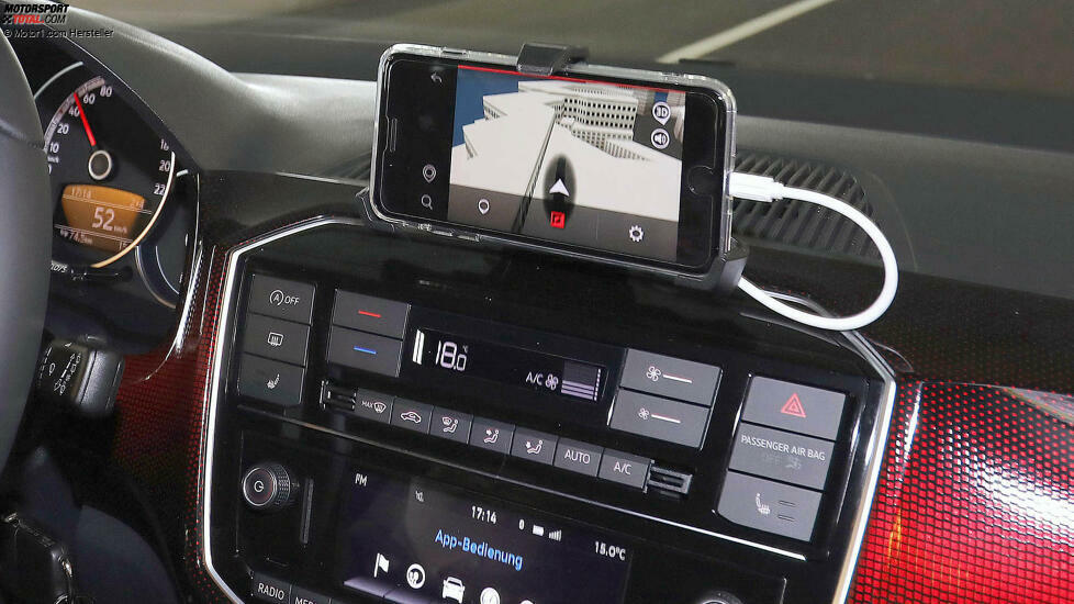 Zur Navigation gibt es eine spezielle Handyhalterung und eine eigene App