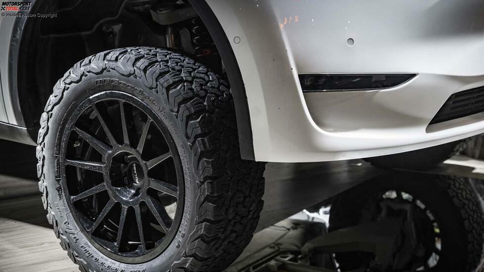 Tesla Model Y mit Pu.Labo Lift Kit